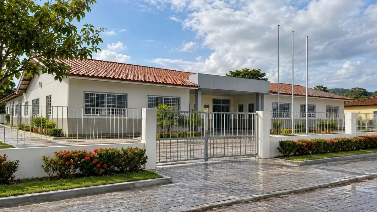 Fachada requalificada da E.M.E.F. João Maximino em Cuité de Mamanguape, PB