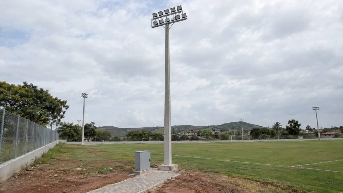 Poste de concreto com refletores LED, quadro elétrico e piso intertravado junto ao Campo Aníbal