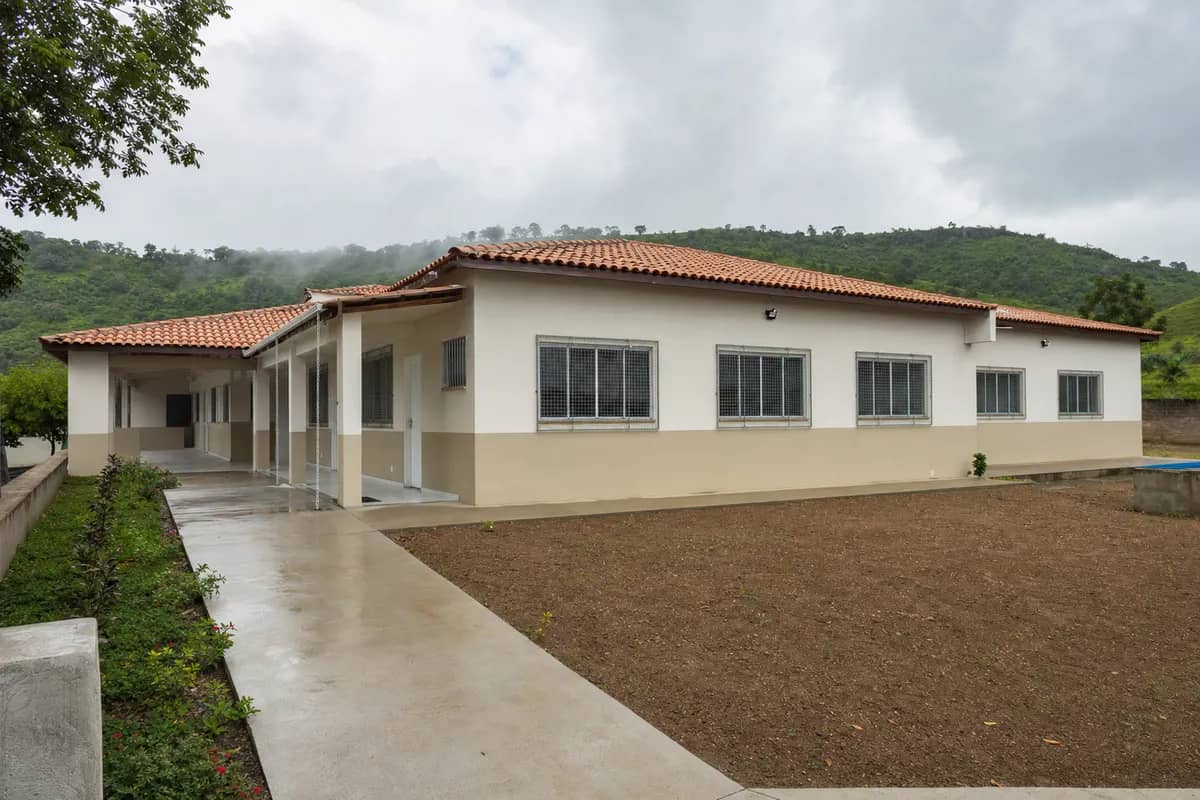 Escola Dr. José Inácio reformada com cobertura cerâmica e circulação externa em Areia, PB