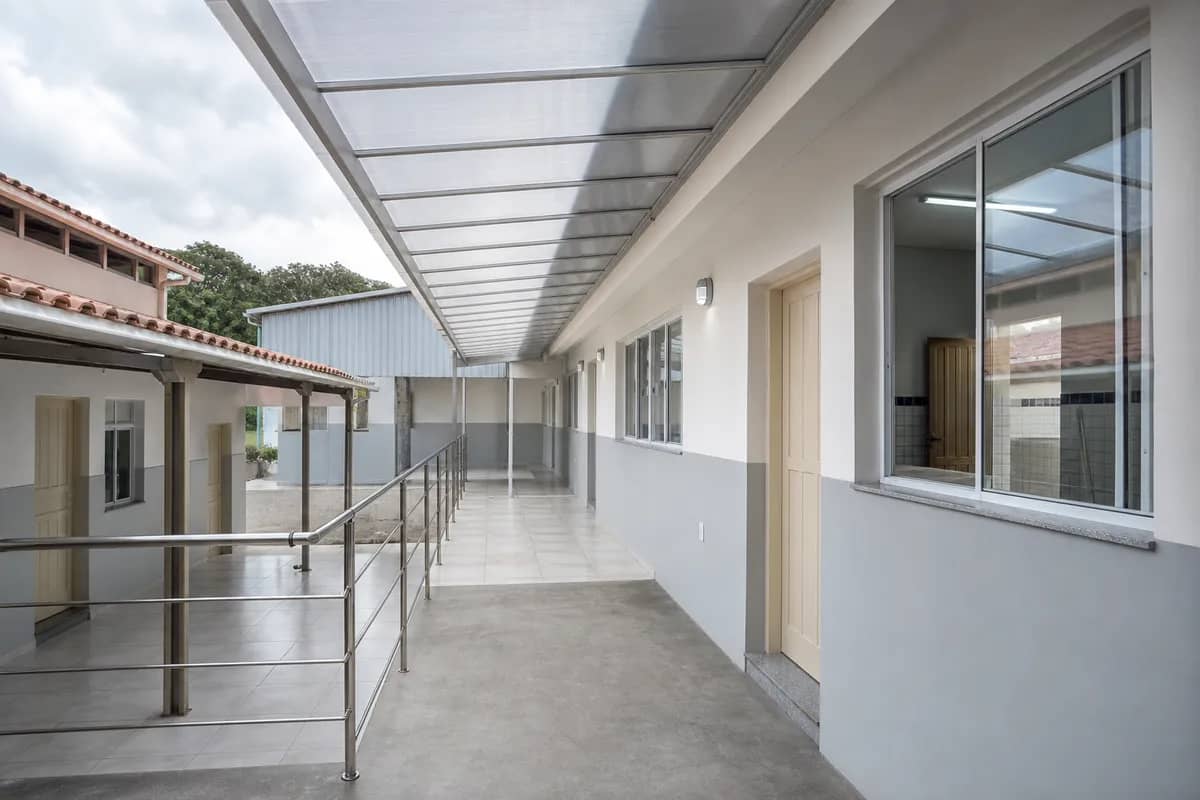 Passarela escolar com cobertura de policarbonato, esquadrias de alumínio e guarda-corpo metálico