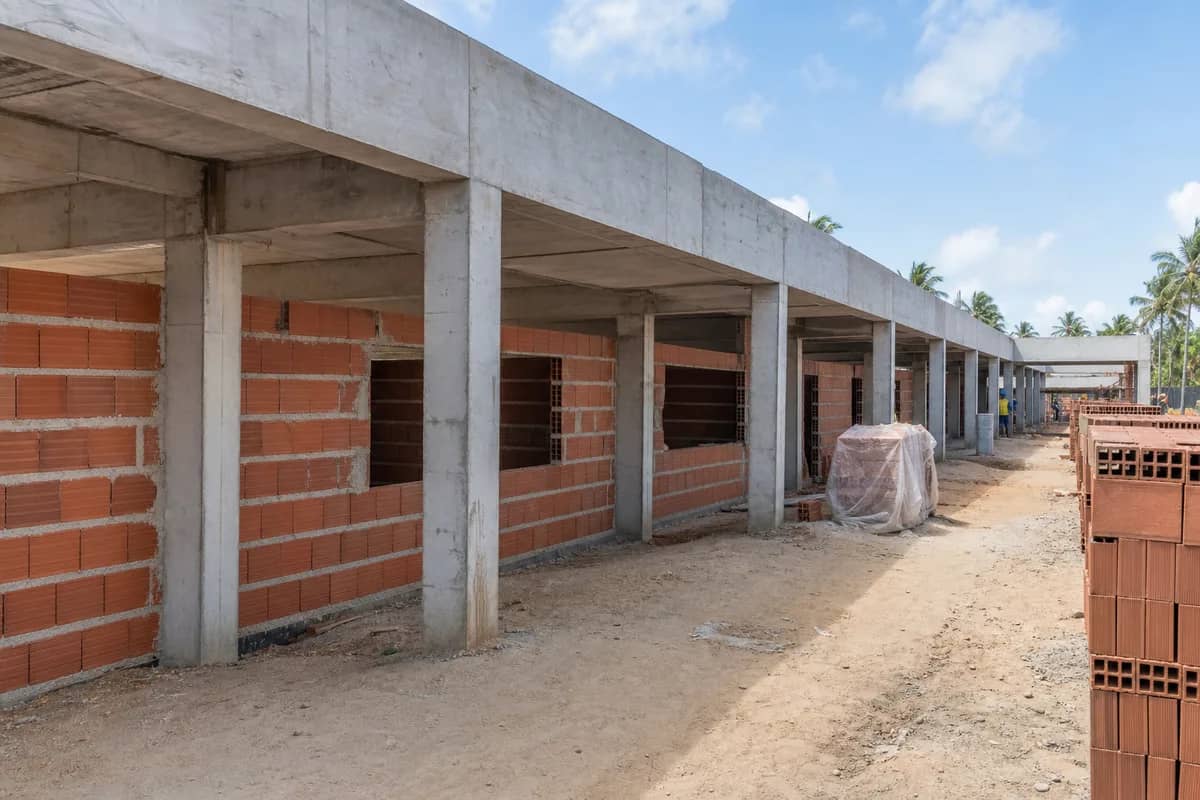 Estrutura de concreto e alvenaria de escola em construção em Caaporã