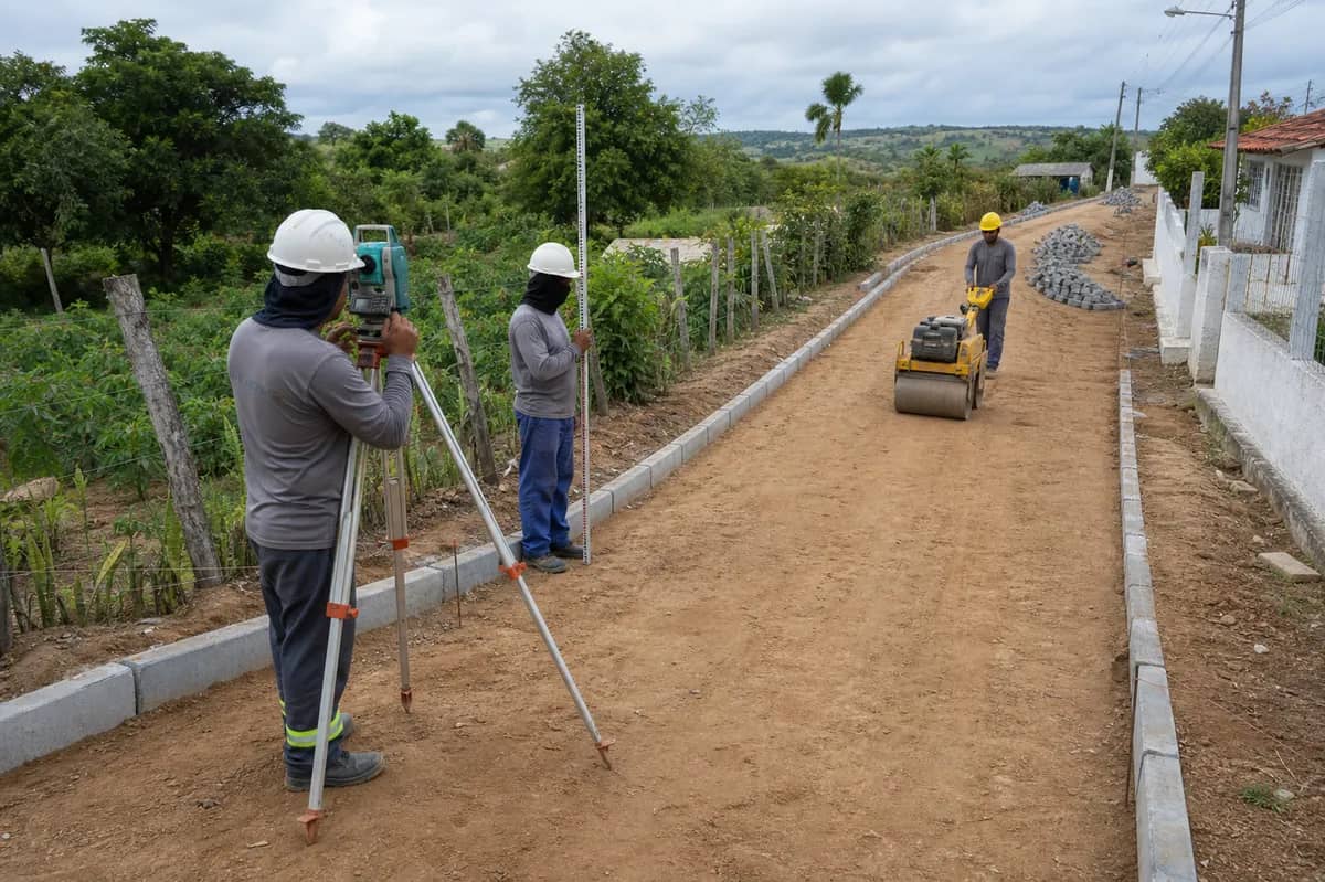 Controle topográfico e compactação do subleito argiloso antes da pavimentação