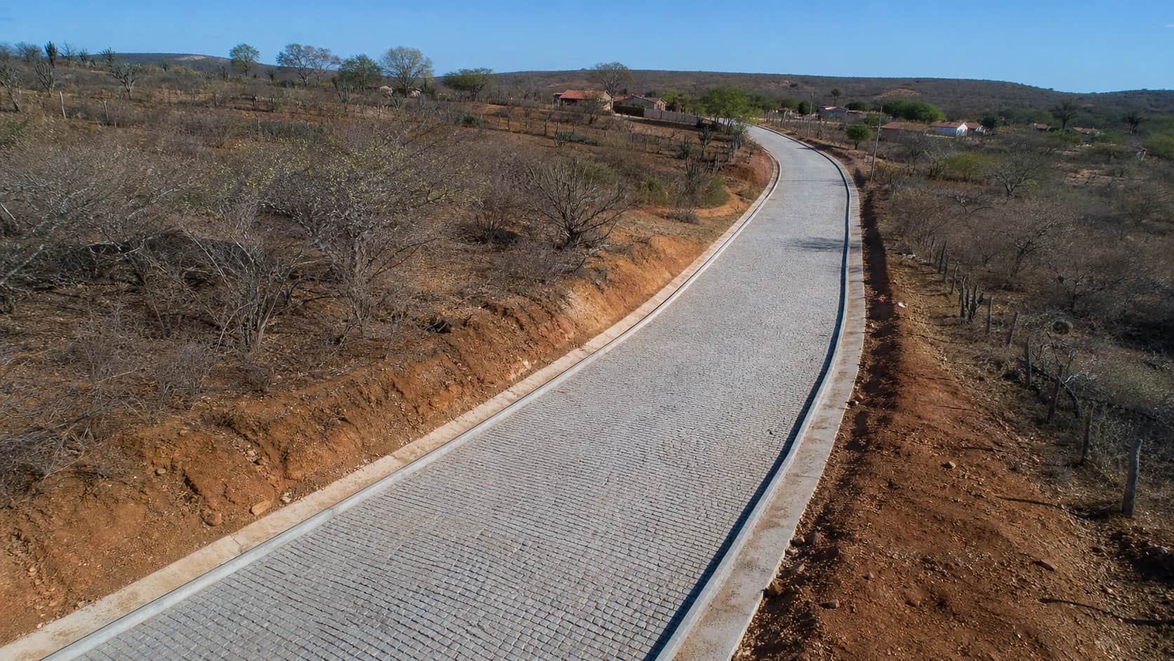 Obra Pavimentação dos Acessos à Comunidade Guritiba - Trechos I e II executada pela WJX Construções em Queimadas, PB
