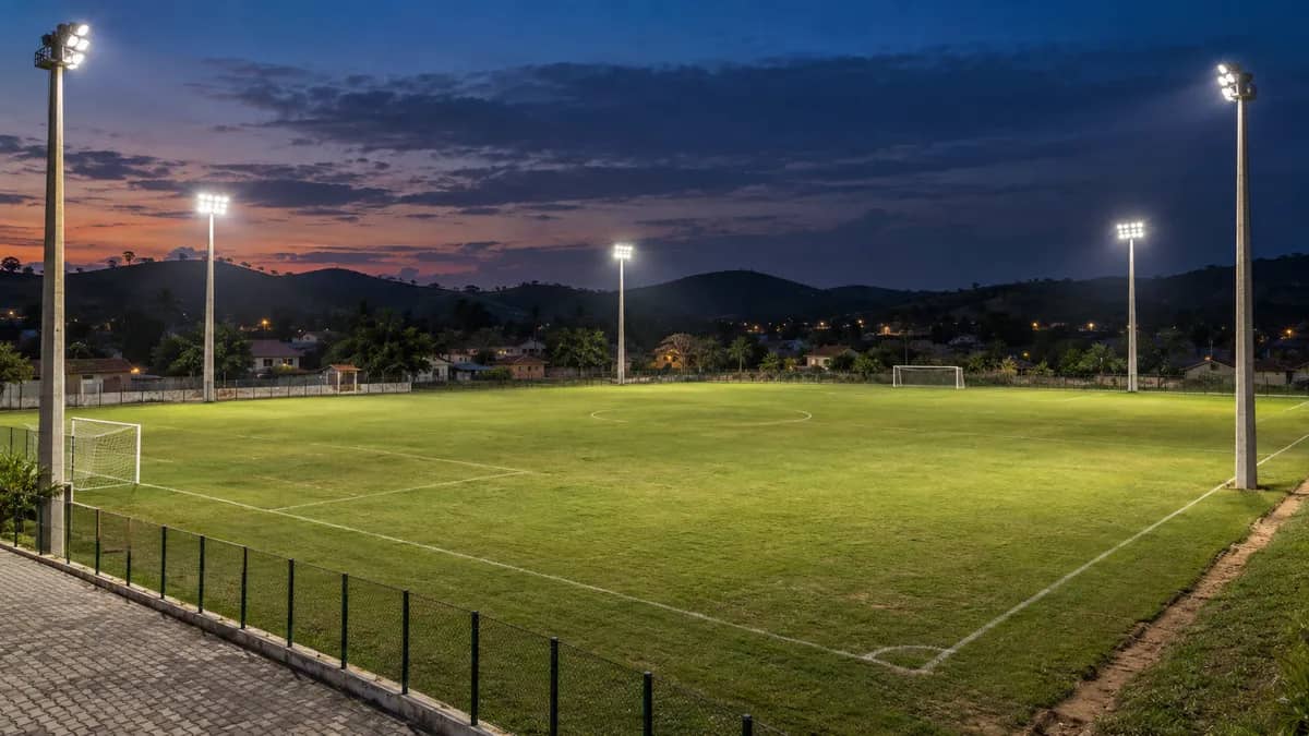 Campo Aníbal iluminado por postes com refletores LED em Alagoa Nova, PB