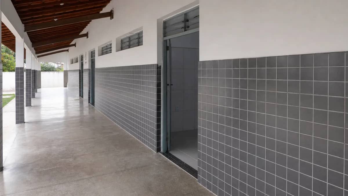 Corredor escolar renovado com revestimento cerâmico em Baía da Traição, PB