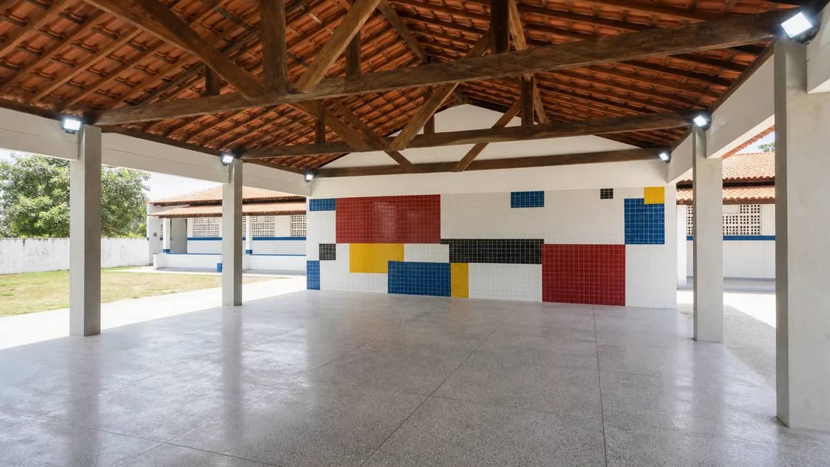 Recreio coberto de escola com estrutura de madeira e painel cerâmico colorido em Caaporã, PB