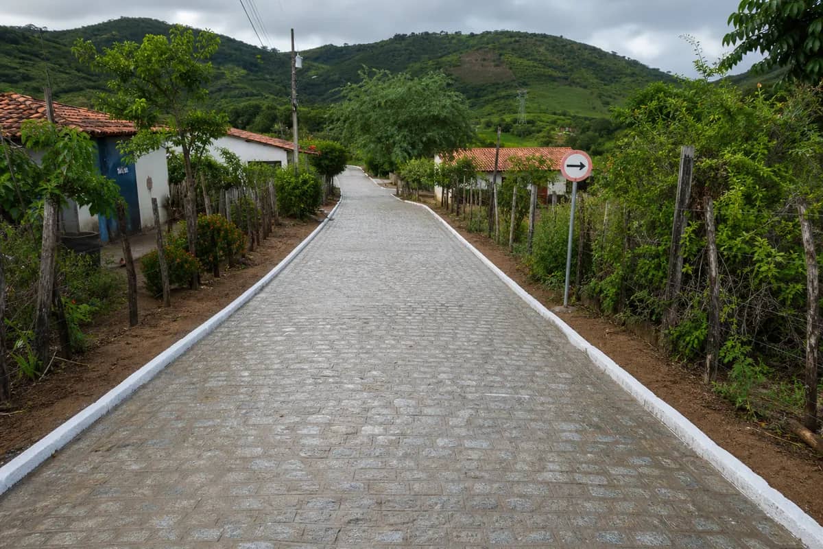 Via rural concluída com pavimentação em paralelepípedos e meio-fio na Comunidade Maniçoba, em Mogeiro, PB